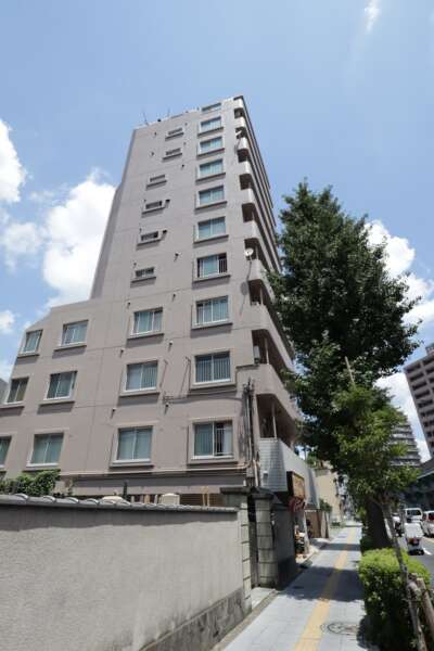 エスエスケーグリーンパーク荒川外観1｜南側はお寺の墓地敷地が隣接しています。眺望にお墓が入ってきますが、将来にわたり、建物が建つ可能性も、低いと言えるかもしれません。