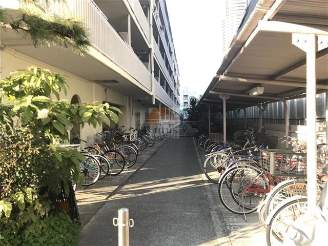 西大島スカイハイツ共用部４｜エントランスの右側には駐輪場が有ります。敷地には植栽もあり管理が行き届いています。