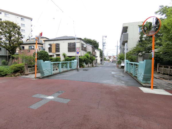 シーアイマンション新小岩親水公園アプローチ10｜親水公園として綺麗に整備された小川に出ますので、渡りましょう。ここまででだいたい１０分弱です。