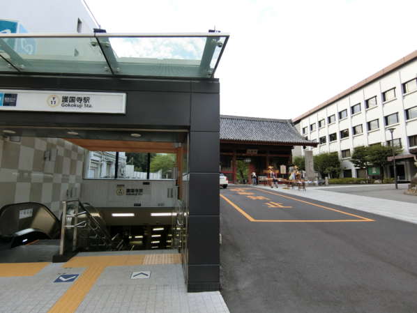 ハセガワハイツアプローチ｜ハセガワハイツの最寄は護国寺駅ですが、建設中だったＡ１、Ａ２出口が完成しました。この出口はお寺の門前にあります。