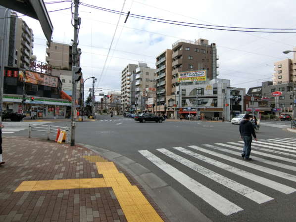藤和菊川ホームズアプローチ2｜出口を出ると都心方向に向かいますが、すぐ交差点があります>