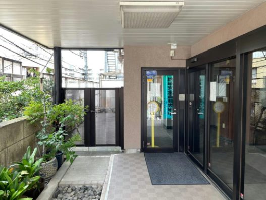 信濃町マンションエントランス１｜エントランスがあります。