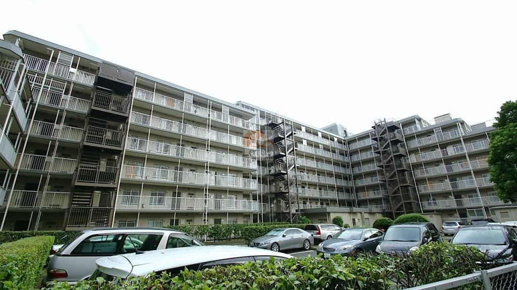 中川ビューハイツの中庭側外観。総戸数127戸の大規模マンションで、各棟がゆとりある配置となっており、敷地内には駐車場と植栽が整備されている。三方角地のため、開放感も感じられる住環境。中川ビューハイツは、昭和57年築、7階建てのマンションです。