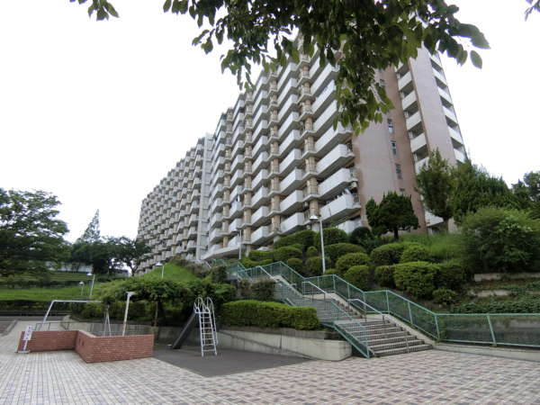 上高田四丁目団地１号棟外観共用部3｜１号棟は東に面した配棟となっていてます。地勢的にはやや高台に位置しています。