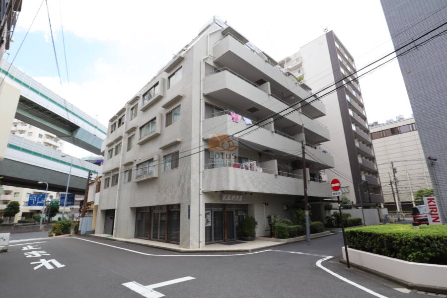ロイヤルコート飛鳥山外観1｜ロイヤルコート飛鳥山は昭和59年築、8階建てのマンションです。