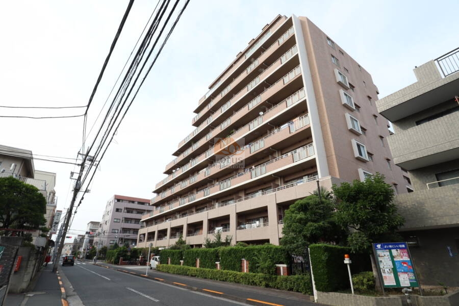 デュークコート小岩外観1｜デュークコート小岩マンションの外観1：建物正面を捉えた写真で、複数のバルコニーと窓が均等に配置されています。整った外観が、管理状態の良さを感じさせます。