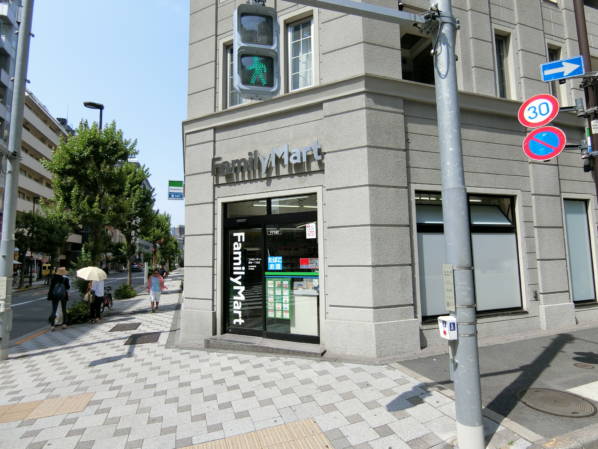 ファミリーマートも色が落ち着いています。景観法の影響でしょうか？