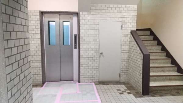 DSC_0157.JPG｜集合ポスト側からみたエントランスの様子です。