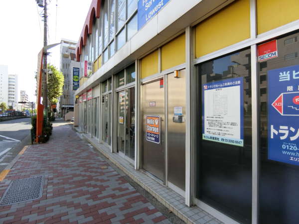 千代田マンション外観共用部3｜１階部分は店舗となっています。