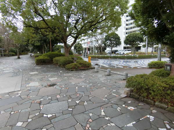 清新南ハイツアプローチ17｜緑地帯を少し南下し、緑地帯を挟んだ向かい側の公道から、清新町の町域に入ることができます。