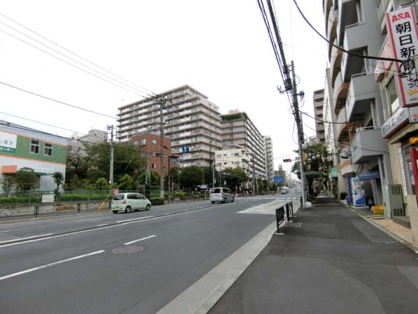 東陽町ガーデニアアプローチ7｜東陽町ガーデニアの建物が見えてきました。そろそろ対向側に渡った方がいいですね。