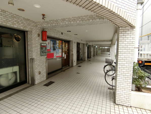 東海文京マンション外観・共用部1｜一階部分は商店が入っています。不動産店、薬局などが入っていました。