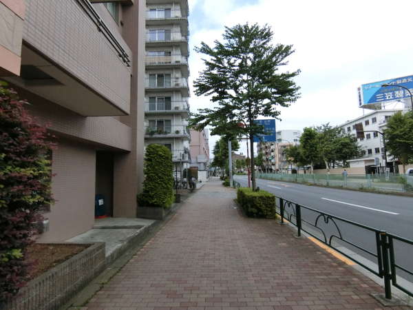 豊玉ハイライズアプローチ4｜駅から道なりに歩くとすぐ着きます。写真中央にある白い建物のマンションが秀和豊玉レジデンスというのがあります。その先に三菱自動車販売店がありますので、その先の交差点を左です。