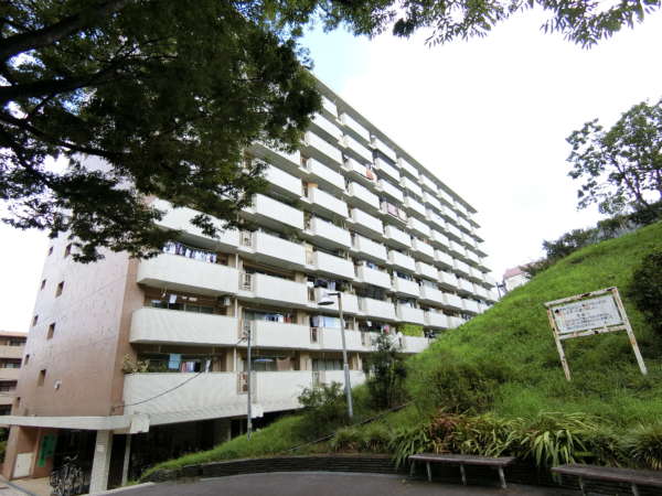 上高田四丁目団地２号棟外観共用部4｜地勢的には若干下に位置しています。