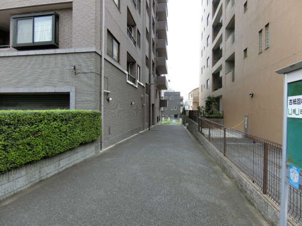 ぺイサージュ音羽壱番館外観共用部6｜ちょっとした路地のように形成されています。