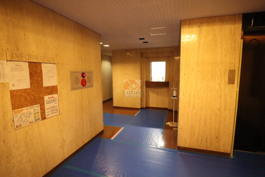 グランドメゾン一番町共用部6｜エレベータホールを通ります。