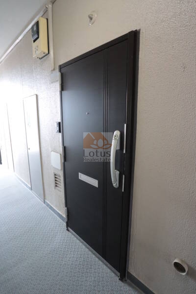 南阿佐谷ハイツ共用部8｜各戸の玄関ドアは改修済みでした。