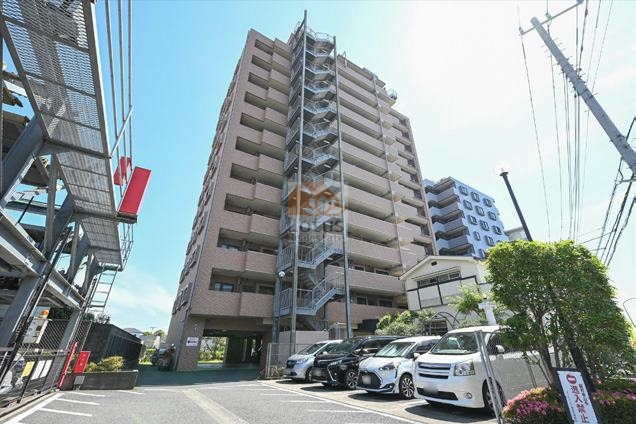 ダイアパレス篠崎外観３｜ダイアパレス篠崎は13階建ての新耐震マンションであり、住宅ローン控除の利用も可能です。信頼の西松建設（大手ゼネコン）による施工とマンション管理も大手の管理会社によって行われています。