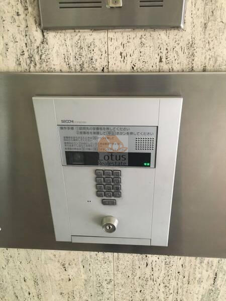 ライオンズマンション高井戸8｜セコムの操作盤が備え付けられ、暗証番号と音声通話によるセキュリティ機能が設けられています。