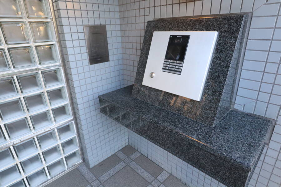 エヴァーグリーン堀切共用部1｜エヴァーグリーン堀切のTVモニター付きオートロック操作盤。来訪者の確認が可能で、防犯性の高さが伺えます。