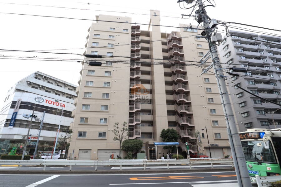 東急ドエルアルス三ノ輪外観 (3)｜明治通り沿いに立地しており、3駅3路線を利用することができるため、交通の利便性は非常に良好です。