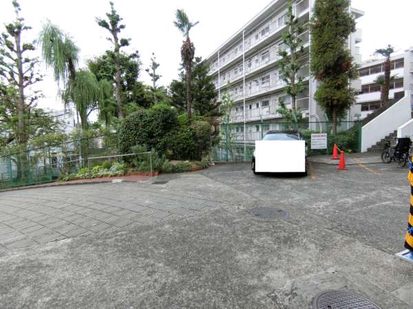 グリーンヒル新宿外観共用部4｜アプローチを上がるとお客さんの駐車スペースがあります。
