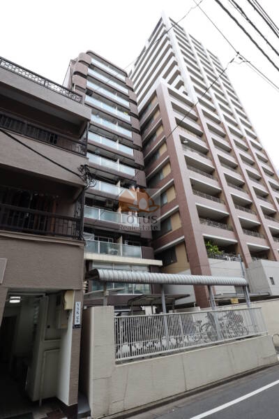 藤和亀戸コープ外観1｜藤和亀戸コープは昭和57年築、12階建てのマンションです。エントランスは京葉道路に面した立地です。