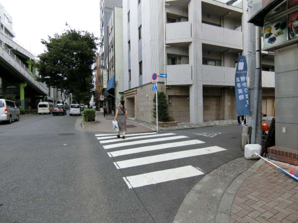 プレシス上野駅前アプローチ6｜すぐに遭遇する角のところにある物件が、プレシス上野駅前です。