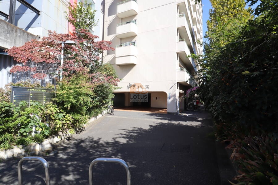 トキワパレスエントランス1｜トキワパレスのエントランス周りは植栽が整えられ、落ち着いた印象を与えます。