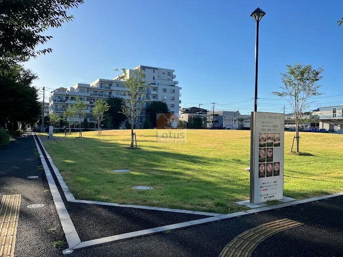 城北中央公園 茂呂広場に隣接し、広々とした芝生が目の前に広がるロケーションです。歩道との段差も小さく、ストレスの少ない動線が確保されています。視界が開けた南側の空が明るく、午前中は特に光がよく入る印象です。日常に公園が溶け込む立地で、子どもとキャッチボールをしたり、ペットと芝生を歩いたりといった過ごし方にも適しています。