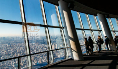 東京スカイツリー｜東京スカイツリー天望回廊は450ｍ地点にあります。５ｍ超えの大型ガラスが360度配置され解放感抜群です。