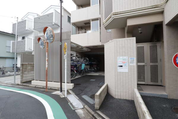 イニシア南千住共用部｜エントランスの左手に駐輪場等がありました。