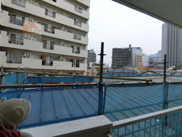 ヴィラフローラ中野坂上外観共用部7｜隣接している建物も少し近くなっています。