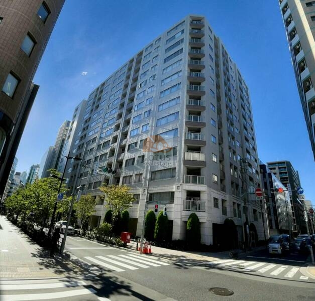 ファミール日本橋グランスイートプラザは都心・中央区日本橋堀留町の一角に佇むこの建物は、14階建ての端正なフォルムが交差点に堂々と構えています。近隣のオフィスビルに溶け込むグレートーンのタイルと縦ラインのバルコニーが、都市生活者の洗練された日常を象徴しています。通勤途中、ふと見上げるたびに「この立地を選んで正解だった」と思わせてくれる街と建築の調和が、ここにはあります。