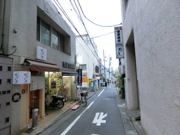 マンションに向かって、住宅地一角を歩いていきます。