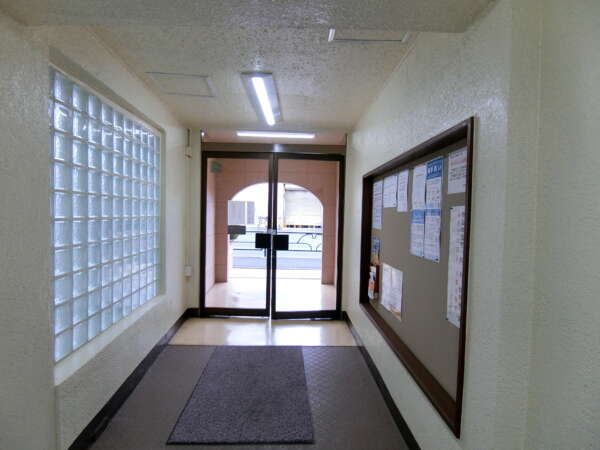 マンション三鷹台共用部1｜エントランス内部の様子。シンプルです。
