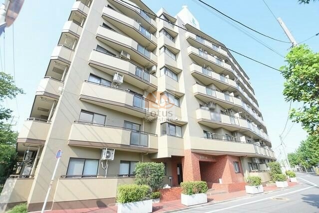 セザール第２北綾瀬の外観は、ブラウン系のタイルとベージュの外壁が交差する安定感ある印象です。ゆるやかに湾曲したバルコニーのラインが、住戸ごとの個性をやわらかく引き立てています。閑静な住宅街の中にたたずみ、道幅もゆったりしていて、静かに暮らしたい方にぴったりの佇まいです。セザール第二北綾瀬は平成３年築、7階建てのマンションです。