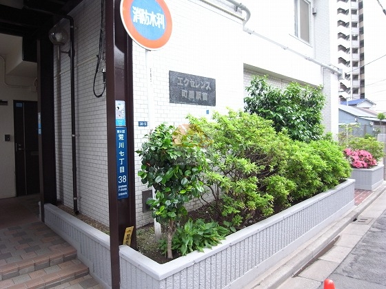 エクセレンス町屋駅前エントランス｜セキュリティ面でも配慮されており、防犯カメラが設置されています。また、日中は常駐の管理人がおり、管理状況は良好です。安心して暮らすことができる環境が整っています。