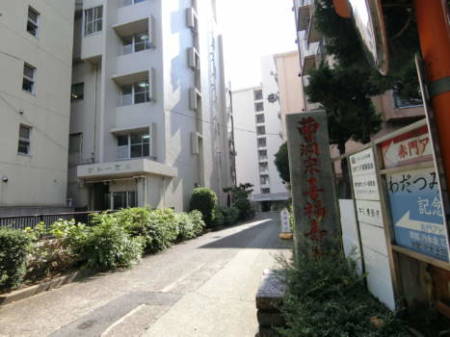 赤門ロイヤルハイツ外観共用部-9｜南側隣接地はお寺さんとマンションの入り口になっています。