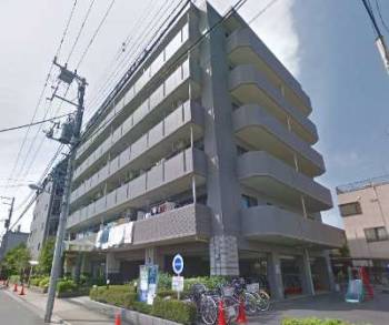 京葉道路から一歩入った立地のため音はさほど気になりません。エントランスにはオートロックがあり安心です。