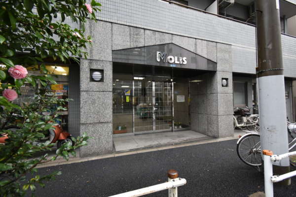 モリス御徒町外観共用部4｜清洲橋通りに面していて、通りを渡ると佐竹商店街があります。
