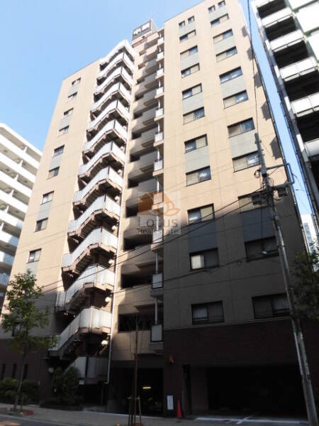 中銀東京日本橋マンシオン外観 (3)｜中銀東京日本橋マンシオンは、14階建てのSRC造で、落ち着いたブラウン系の外壁が特徴。バルコニー側に設けられた螺旋型の外階段が視覚的なアクセントとなっており、機能美とデザイン性を兼備しています。