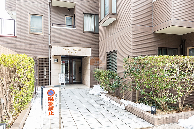 トラストホームズ若松町11｜エントランスはオートロックが完備されております。