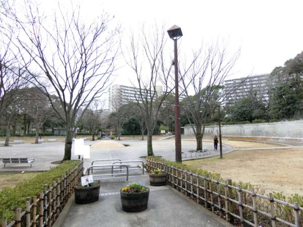 清新南ハイツアプローチ9｜虹の広場です。