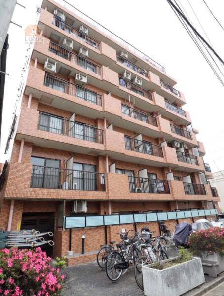ライオンズマンション北千住第３外観2｜外壁はレンガ調で温かみがあり、しっかりとした印象です。