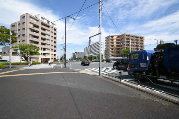 メイツ葛西第２アプローチ2｜直進の途中、３つ目の信号がある交差点に葛西南グリーンホームズは面しています。