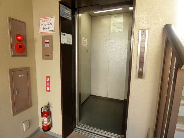 グリーンパーク西保木間外観共用部6｜エレベータは非常に見通しの良いところにあります。セキュリティ的にはむしろ協力かもしれません。