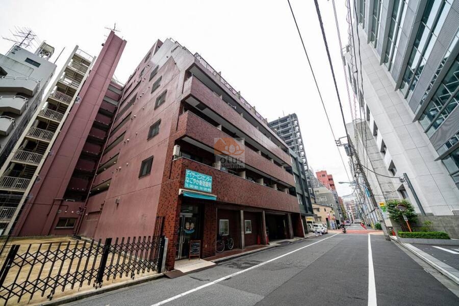 グランドメゾン新宿東外観３｜グランドメゾン新宿東は、赤煉瓦調のモザイクタイルが印象的な9階建て。都心にありながら重厚で落ち着いた雰囲気があり、新宿御苑に寄り添う静かな街並みに自然と馴染んでいます。