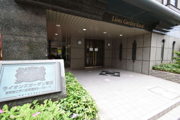 ライオンズガーデン葛西外観共用部3｜エントランスです。引きのあるゆったりとしたエントランスまわりです。