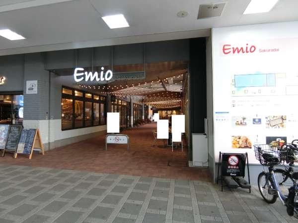 桜台ハイライズアプローチ2｜駅内には西武鉄道駅ナカ商業施設「エミオ」もあります。軽食等が楽しめます。